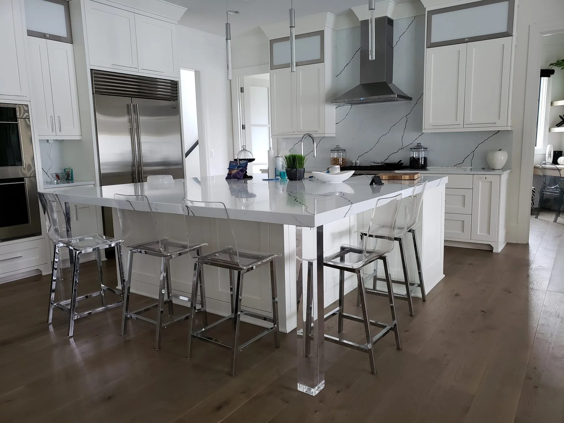 Custom white kitchen with marble island built by Distinctive Cabinets